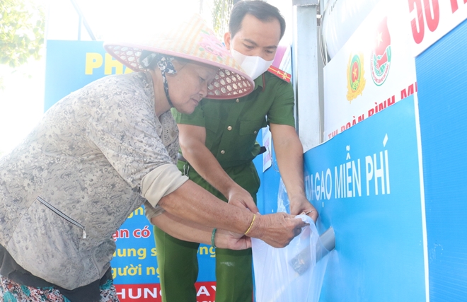 Công an Vĩnh Long tổ chức “ATM gạo” lưu động để hỗ trợ người dân - Ảnh minh hoạ 3