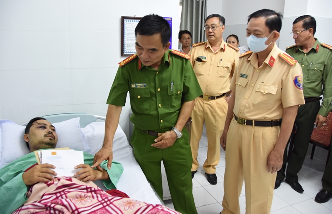Ban Giám đốc Công an tỉnh Tiền Giang thăm hai cán bộ bị thương khi làm nhiệm vụ