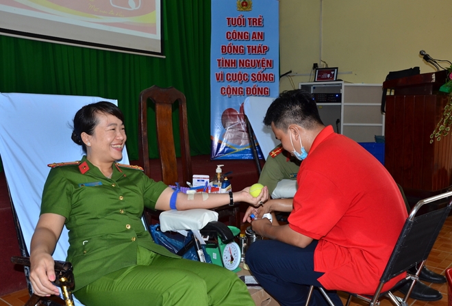 Công an các tỉnh Đồng Tháp, Tiền Giang tham gia hiến máu tình nguyện