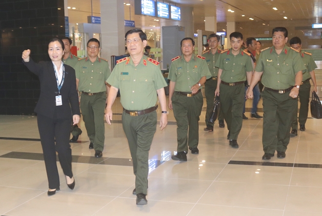 Thứ trưởng Nguyễn Văn Sơn kiểm tra công tác tại Trạm Công an cửa khẩu sân bay Cần Thơ - Ảnh minh hoạ 2