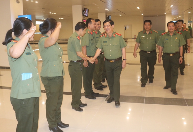Thứ trưởng Nguyễn Văn Sơn kiểm tra công tác tại Trạm Công an cửa khẩu sân bay Cần Thơ - Ảnh minh hoạ 5