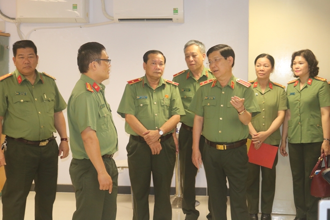 Thứ trưởng Nguyễn Văn Sơn kiểm tra công tác tại Trạm Công an cửa khẩu sân bay Cần Thơ - Ảnh minh hoạ 3