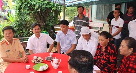 Thăm hỏi, hỗ trợ thân nhân gia đình có 3 người tử vong vì TNGT