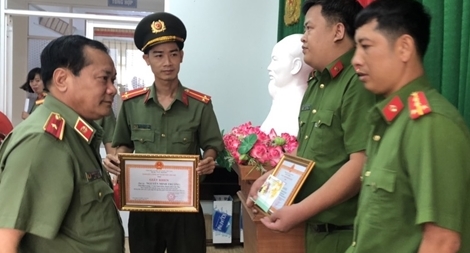 Khen thưởng Công an Ninh Kiều triệt phá băng nhóm chuyên trộm xe SH