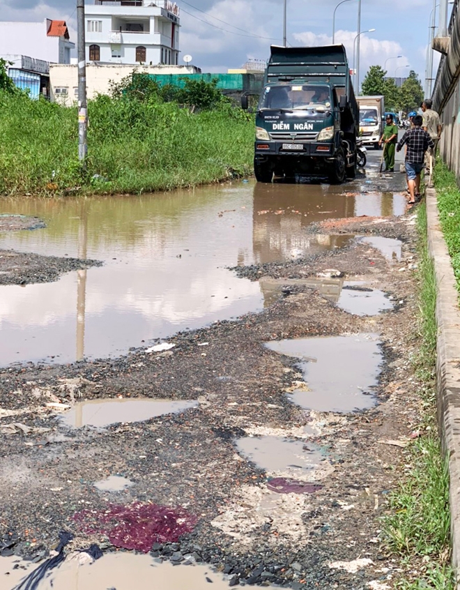 Công an TP Cần Thơ giúp dân dặm vá đường trong mùa mưa bão