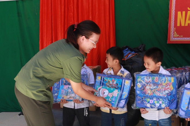 Tặng gần 1.000 suất quà cho học sinh vùng lũ Quan Hóa, Thanh Hóa - Ảnh minh hoạ 6