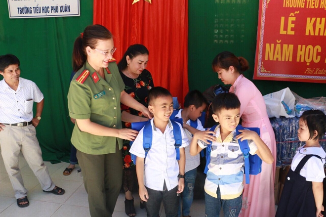 Tặng gần 1.000 suất quà cho học sinh vùng lũ Quan Hóa, Thanh Hóa - Ảnh minh hoạ 5