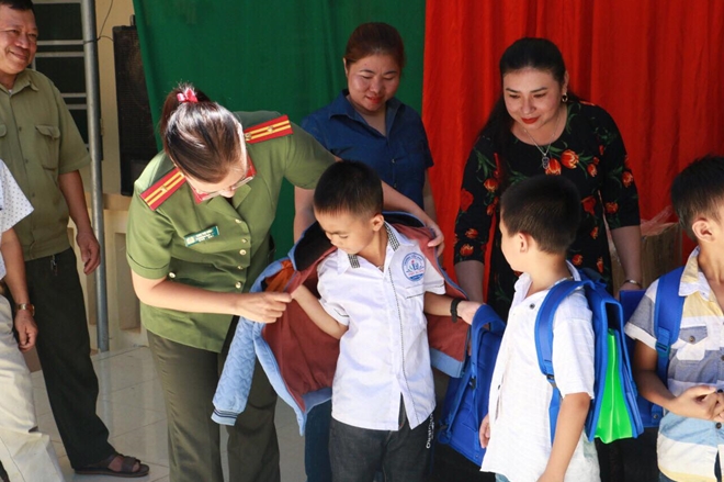 Tặng gần 1.000 suất quà cho học sinh vùng lũ Quan Hóa, Thanh Hóa - Ảnh minh hoạ 2