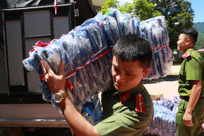Tặng gần 1.000 suất quà cho học sinh vùng lũ Quan Hóa, Thanh Hóa - Ảnh minh hoạ 8