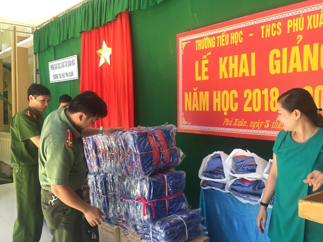 Tặng gần 1.000 suất quà cho học sinh vùng lũ Quan Hóa, Thanh Hóa - Ảnh minh hoạ 4