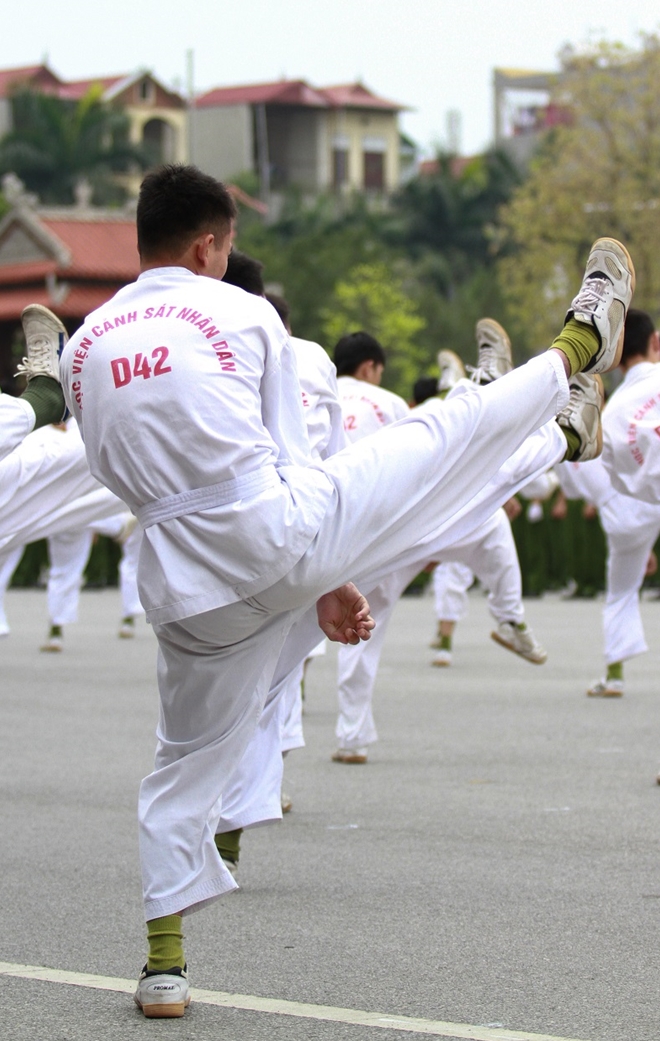 Học viên khoá D42 Học viện CSND phô diễn tài năng võ thuật - Ảnh minh hoạ 7