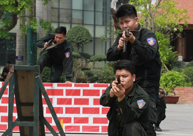 Học viên cảnh sát bắn súng, luyện võ trong nắng hè chói chang1 - Ảnh minh hoạ 15