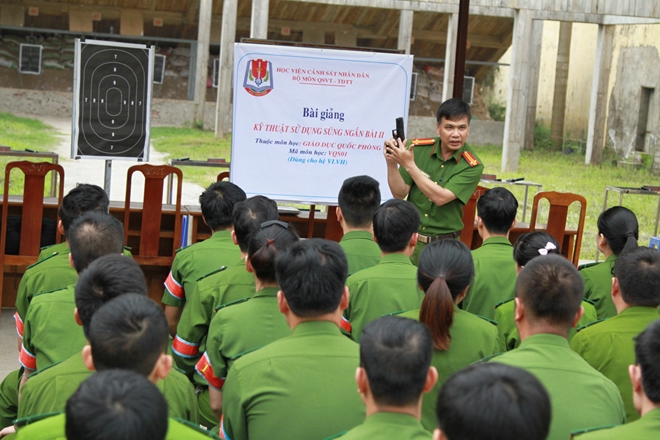 Học viên cảnh sát bắn súng, luyện võ trong nắng hè chói chang1