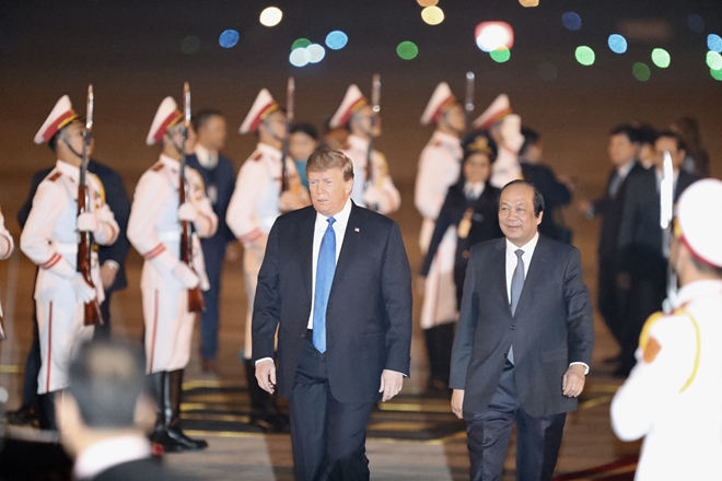 Tổng thống Trump cùng Bộ trưởng, Chủ nhiệm Văn phòng Chính phủ Mai Tiến Dũng. Ảnh: Thiện Minh