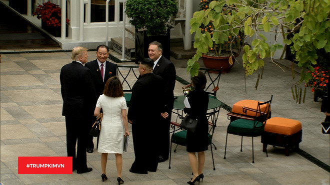 Tổng thống Trump, Chủ tịch Kim, Ngoại trưởng Mỹ Mike Pompeo và quan chức cấp cao Triều Tiên Kim Yong-chol trò chuyện vui vẻ ở Metropole.