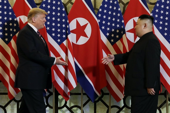 Lãnh đạo Mỹ-Triều bắt tay nhau trước khi vào họp thượng đỉnh ngày 28-2. Ảnh: Reuters