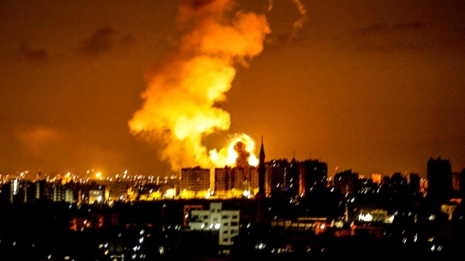 Lửa, khói bốc lên từ hiện trường một vụ không kích của Israel nhằm vào Dải Gaza. Ảnh: AP