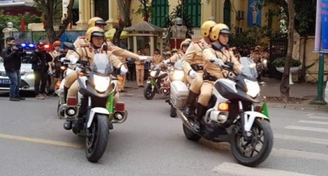CSGT Hà Nội dùng xe chuyên dụng mở đường đưa người dân đi cấp cứu