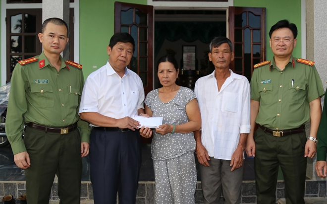 Báo CAND và Tập đoàn Quốc tế Phượng Hoàng ủng hộ Công an tỉnh Thừa Thiên Huế - Ảnh minh hoạ 7