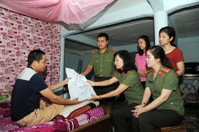 Chia sẻ với gia đình CBCS có hoàn cảnh khó khăn ở Hòa Bình và Sơn La - Ảnh minh hoạ 8