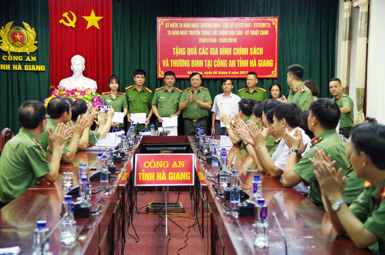 Tổng cục Hậu cần - Kỹ thuật CAND tặng quà tại Hà Giang