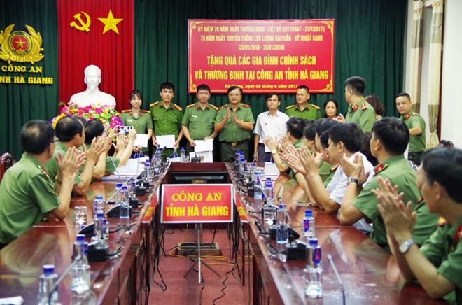 Tổng cục Hậu cần - Kỹ thuật CAND tặng quà tại Hà Giang
