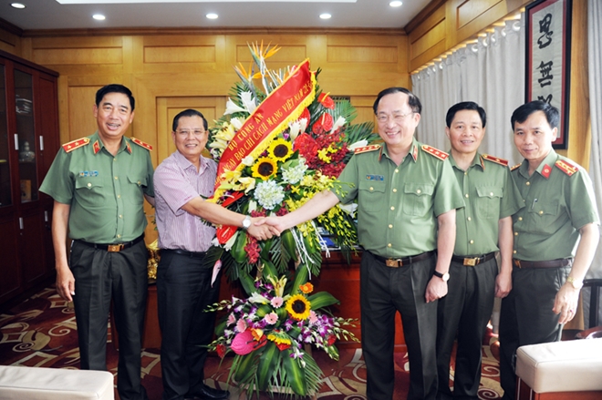 Lãnh đạo Bộ Công an  chúc mừng các cơ quan thông tấn, báo chí - Ảnh minh hoạ 6