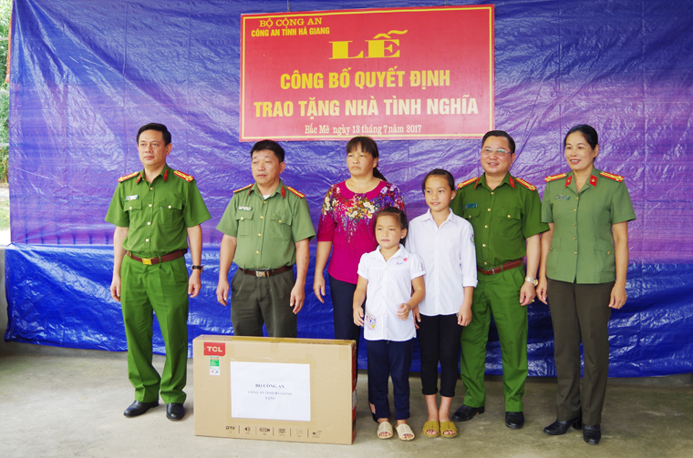Công an tỉnh Hà Giang trao tặng Nhà tình nghĩa cho cán bộ, chiến sĩ có hoàn cảnh khó khăn