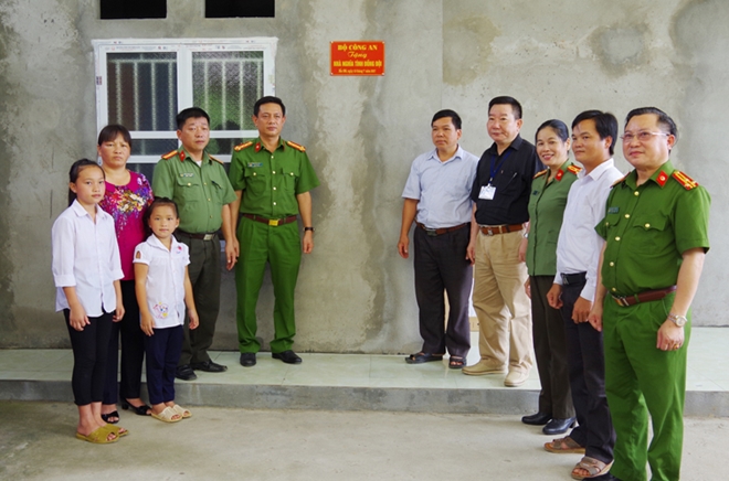 Công an tỉnh Hà Giang trao tặng Nhà tình nghĩa cho cán bộ, chiến sĩ có hoàn cảnh khó khăn