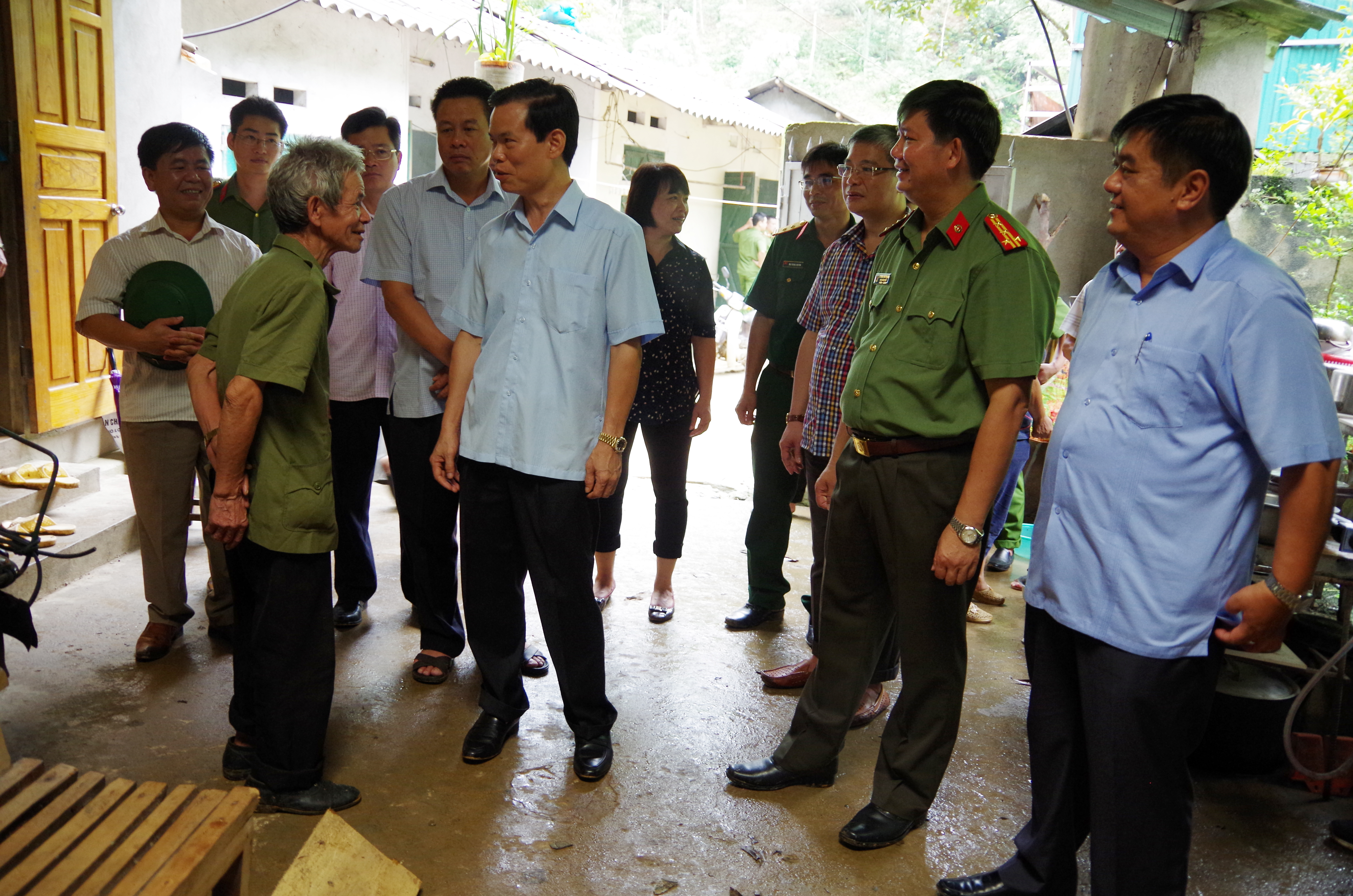 Lãnh đạo tỉnh Hà Giang thăm hỏi những hộ dân  bị ảnh hưởng từ vụ nổ kho quân khí