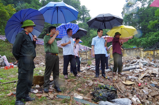 Lãnh đạo tỉnh Hà Giang thăm hỏi những hộ dân  bị ảnh hưởng từ vụ nổ kho quân khí