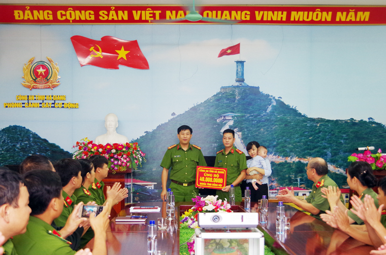 Công an tỉnh Hà Giang thăm hỏi con cán bộ bị bệnh tim bẩm sinh