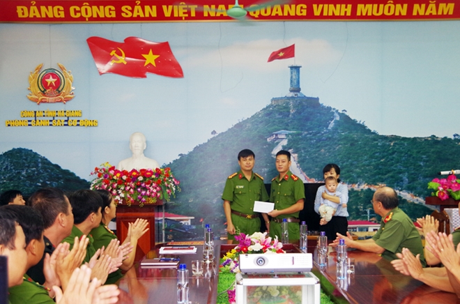 Công an tỉnh Hà Giang thăm hỏi con cán bộ bị bệnh tim bẩm sinh - Ảnh minh hoạ 2