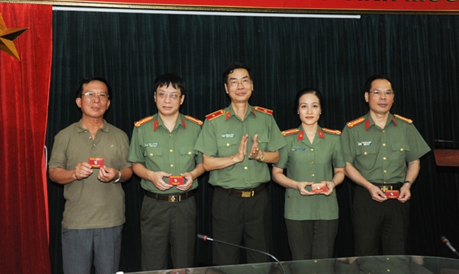Báo CAND tổ chức trao thẻ Hội viên Hội Nhà báo Việt Nam - Ảnh minh hoạ 2