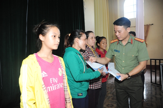 Tuổi trẻ CAND sẻ chia khó khăn với đồng bào bị thiệt hại bởi cơn bão số 10 - Ảnh minh hoạ 4