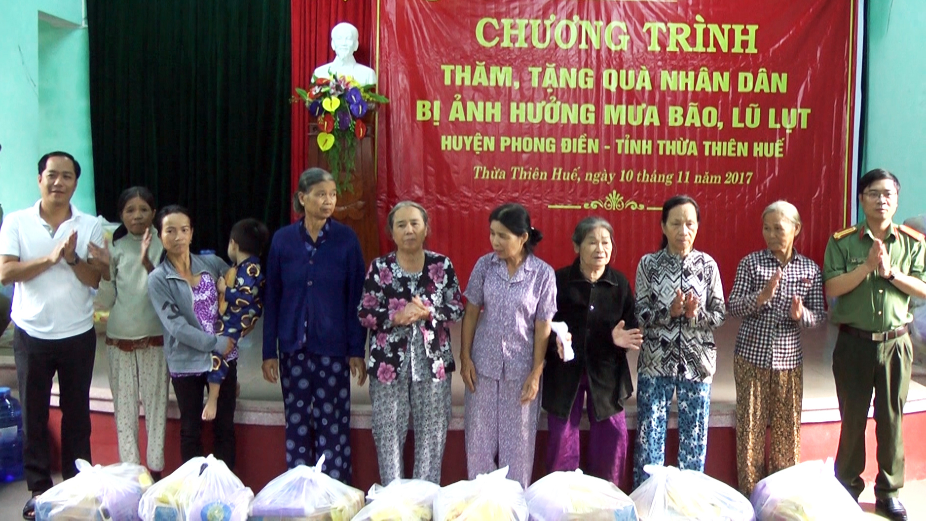 Thăm hỏi nhân dân vùng bão lũ tỉnh Thừa Thiên - Huế