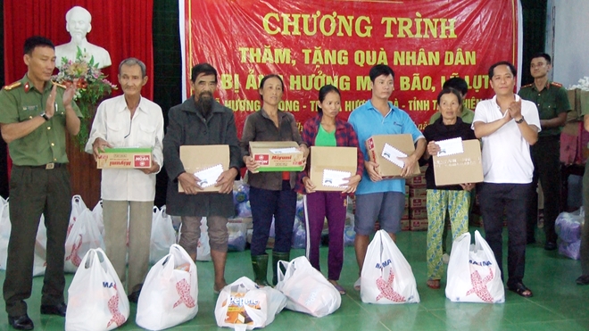 Thăm hỏi nhân dân vùng bão lũ tỉnh Thừa Thiên - Huế - Ảnh minh hoạ 2