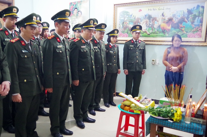 Học viện Chính trị CAND thăm hỏi chia buồn với gia đình Thượng úy Lưu Minh Thức