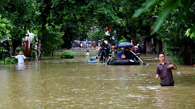 Công an Hà Giang dầm mình trong mưa giúp học sinh vượt lũ đến thi - Ảnh minh hoạ 11