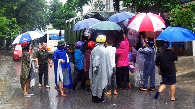 Công an Hà Giang dầm mình trong mưa giúp học sinh vượt lũ đến thi - Ảnh minh hoạ 10