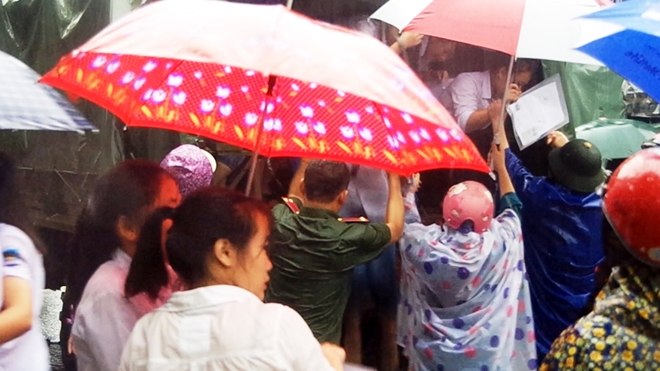 Công an Hà Giang dầm mình trong mưa giúp học sinh vượt lũ đến thi - Ảnh minh hoạ 8