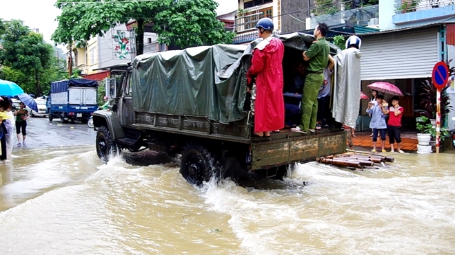 Công an Hà Giang dầm mình trong mưa giúp học sinh vượt lũ đến thi - Ảnh minh hoạ 6