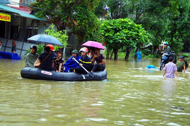 Công an Hà Giang dầm mình trong mưa giúp học sinh vượt lũ đến thi - Ảnh minh hoạ 14