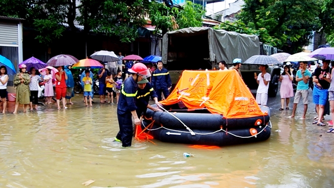 Công an Hà Giang dầm mình trong mưa giúp học sinh vượt lũ đến thi - Ảnh minh hoạ 13