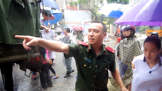 Công an Hà Giang dầm mình trong mưa giúp học sinh vượt lũ đến thi - Ảnh minh hoạ 9