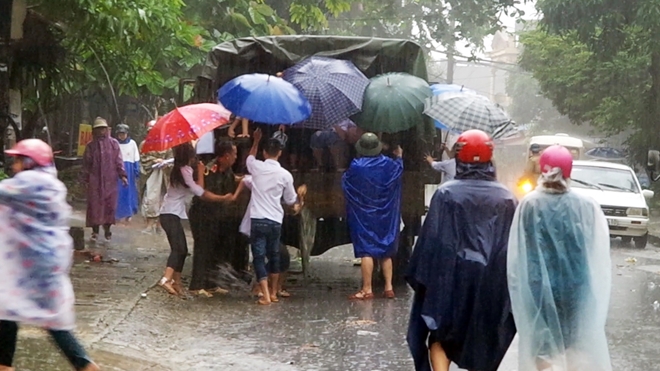 Công an Hà Giang dầm mình trong mưa giúp học sinh vượt lũ đến thi - Ảnh minh hoạ 12