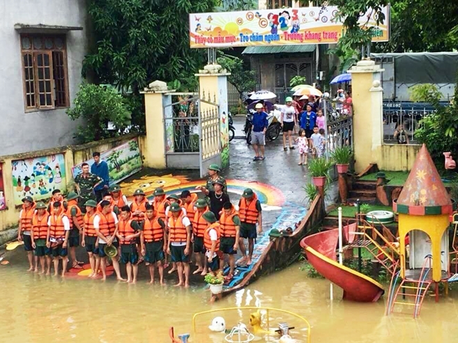 Công an Hà Giang dầm mình trong mưa giúp học sinh vượt lũ đến thi - Ảnh minh hoạ 4
