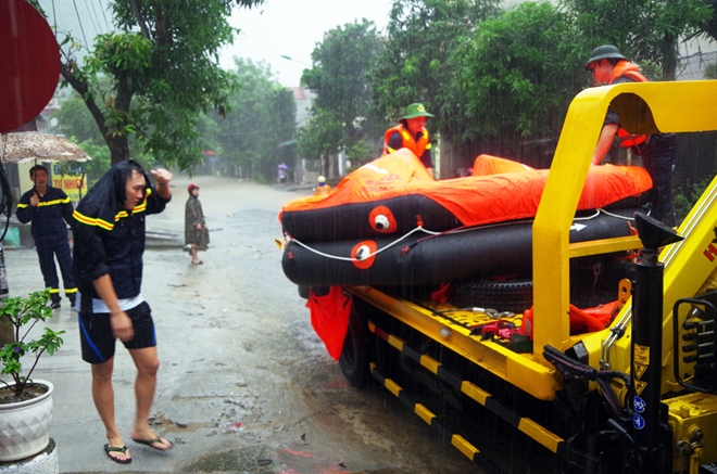 Công an Hà Giang dầm mình trong mưa giúp học sinh vượt lũ đến thi - Ảnh minh hoạ 2