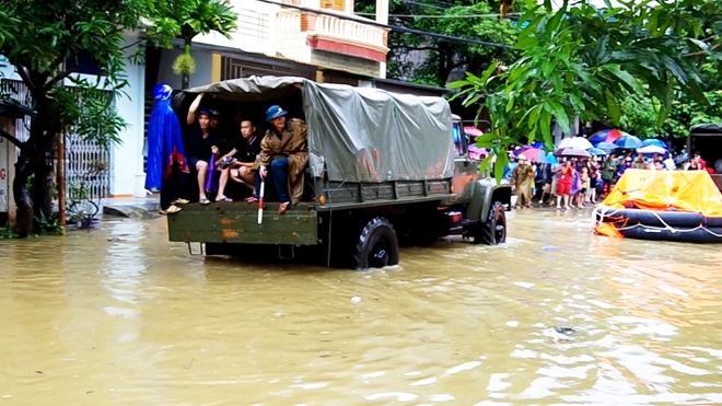 Công an Hà Giang dầm mình trong mưa giúp học sinh vượt lũ đến thi - Ảnh minh hoạ 5