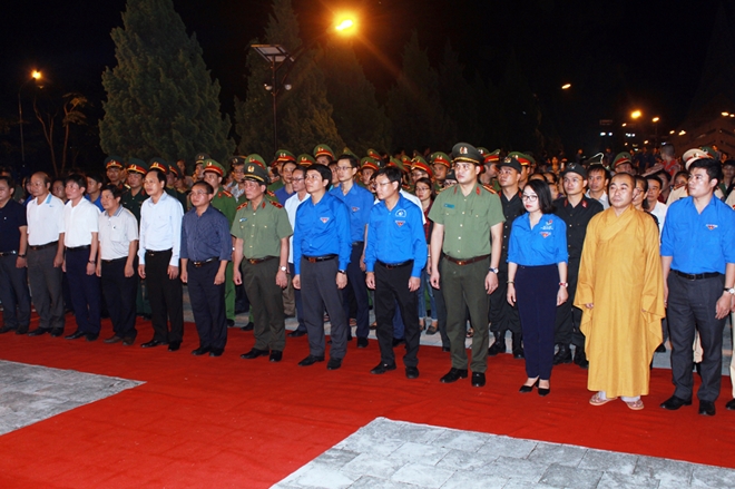 Tuổi trẻ CAND thắp nến tri ân, thăm và tặng quà gia đình các anh hùng, liệt sỹ tại Nghệ An - Ảnh minh hoạ 2